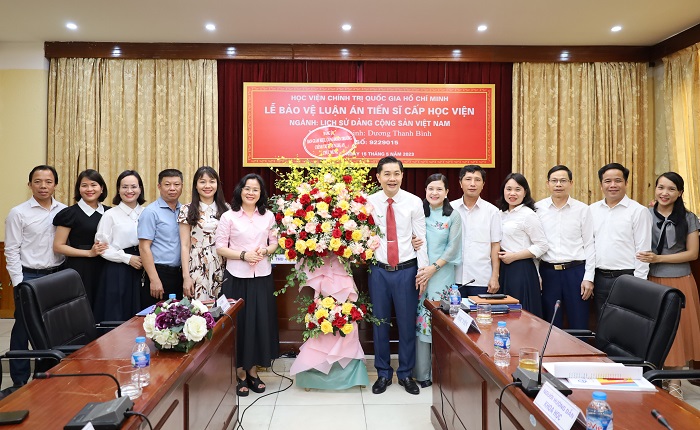 Nghiên cứu sinh Dương Thanh Bình – Phó Bí thư Đảng ủy, Phó Hiệu trưởng Trường Chính trị tỉnh Nghệ An bảo vệ thành công luận án Tiến sĩ