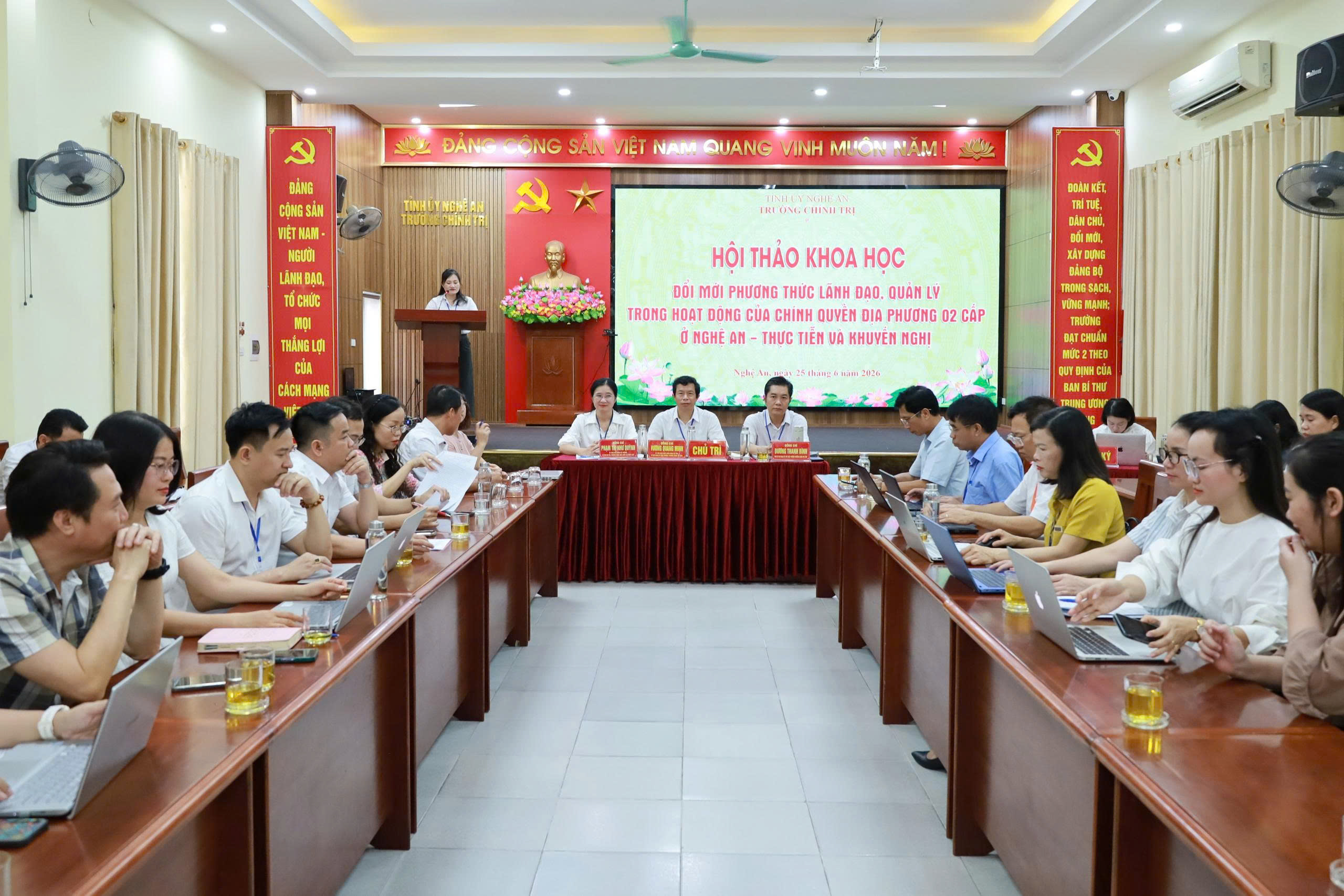 Hội thảo khoa học “Đổi mới phương thức lãnh đạo, quản lý trong hoạt động của chính quyền địa phương 02 cấp ở Nghệ An – Thực tiễn và khuyến nghị”